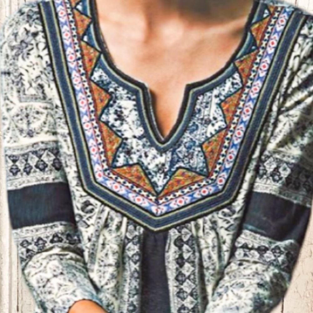 Anthropologie Akemi + Kin Silverpoint embroidered peasant top m